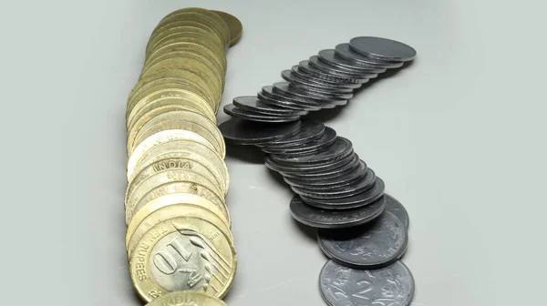 一堆堆印度卢比硬币十个卢比和银币 背景是白色的 — 图库照片