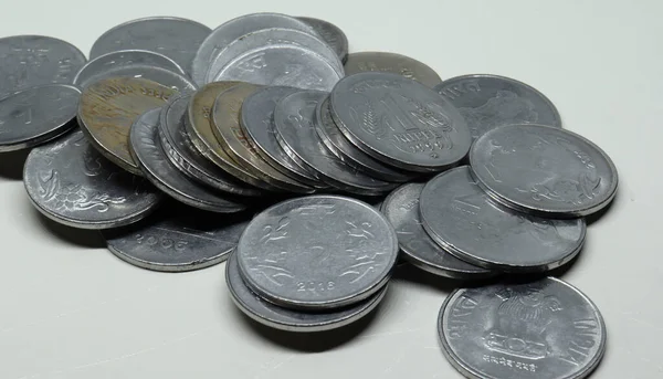 Ένα Σωρό Ινδικά Ρουπικά Νομίσματα Λευκό Φόντο — Φωτογραφία Αρχείου