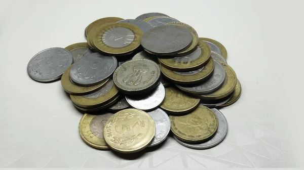 一堆堆印度卢比硬币背景是白色的 — 图库照片