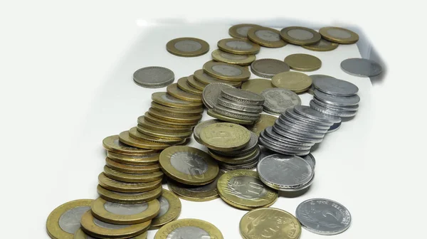 一堆堆印度卢比硬币10卢比和5卢比硬币和2卢比银币 背景是白色的 — 图库照片
