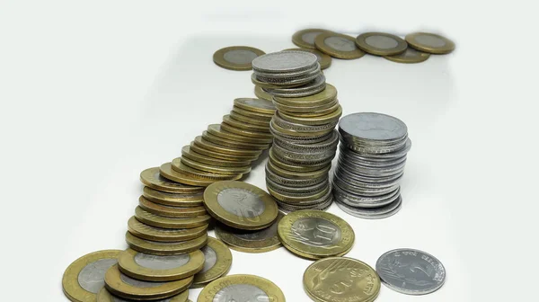 一堆堆印度卢比硬币10卢比和5卢比硬币和2卢比银币 背景是白色的 — 图库照片