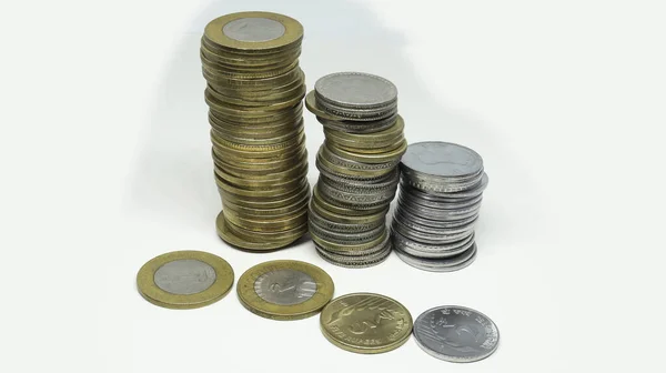 印度卢比硬币 10卢比和5卢比硬币 两个卢布银币垂直堆叠在一起 在白色背景上的一些硬币的背面 — 图库照片