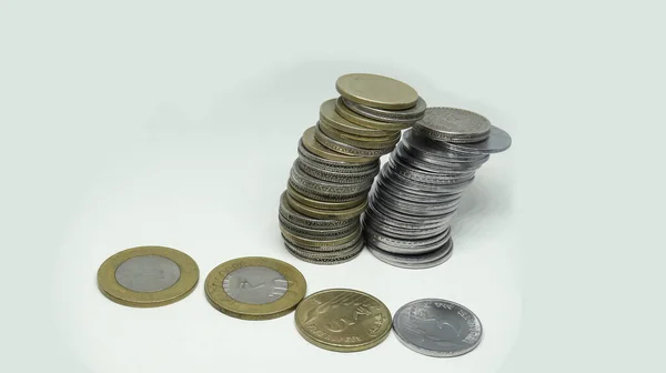 印度卢比硬币 五个卢比的硬币 两个卢布银币垂直堆叠在一起 在白色背景上的一些硬币的背面 — 图库照片