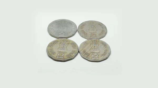 Moedas Rúpia Indianas Velho Quatro Duas Moedas Rúpia Fundo Branco — Fotografia de Stock