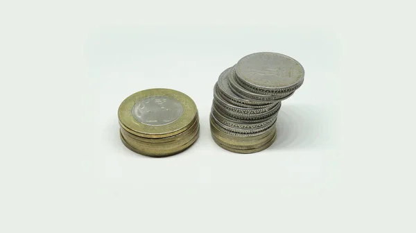 印度卢比硬币 十个卢比硬币和五个卢比硬币垂直堆叠在一起 背景是白色的 — 图库照片