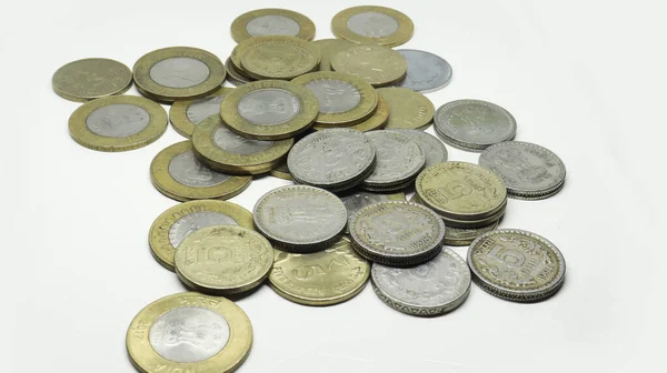 一堆堆印度卢比硬币背景是白色的 — 图库照片