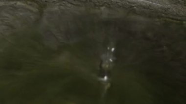 Suya düşer. Suyun titreşimleri suyun içindeki ipek bir daire gibi hareket eder..