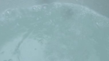 Suya düşer. Suyun titreşimleri suyun içindeki ipek bir daire gibi hareket eder..