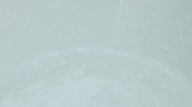 Suya düşer. Suyun titreşimleri suyun içindeki ipek bir daire gibi hareket eder..