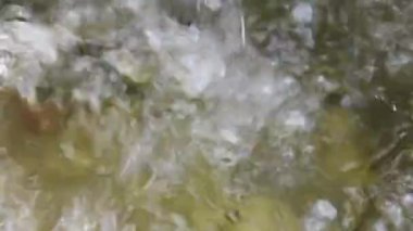 Yukarıdan su akıyor. Temiz. ve su damlacıkları, soluk beyaz arka planda