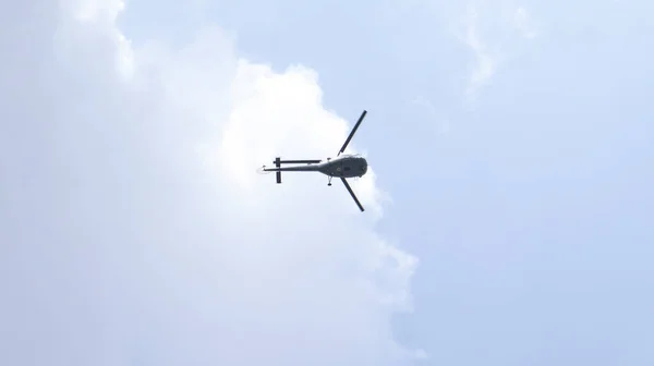 Gökyüzünde Bir Helikopter Var Loş Gökyüzünün Arkaplanına Karşı — Stok fotoğraf