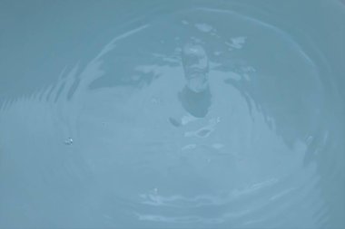 Bulanık su damlacıkları. Saf su. Suyun arka planında