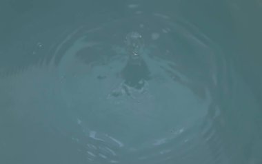 Bulanık su damlacıkları. Saf su. Suyun arka planında