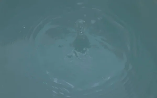 Unscharfe Wassertropfen Reines Wasser Mit Einem Hintergrund Aus Wasser — Stockfoto