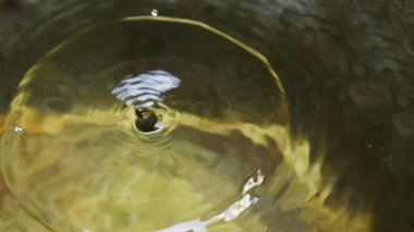 Bulanık su damlaları. Saf su. Suyun arka planında