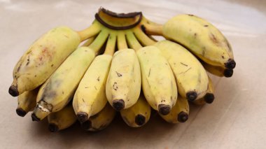 Bir demet sarı muz. soluk arkaplan