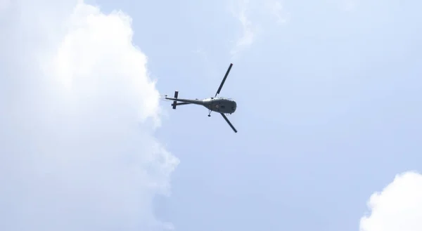 Helikopter Niebie Tle Przyćmionego Nieba — Zdjęcie stockowe