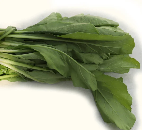 Ein Bund Grüner Salat Mit Weißem Hintergrund — Stockfoto