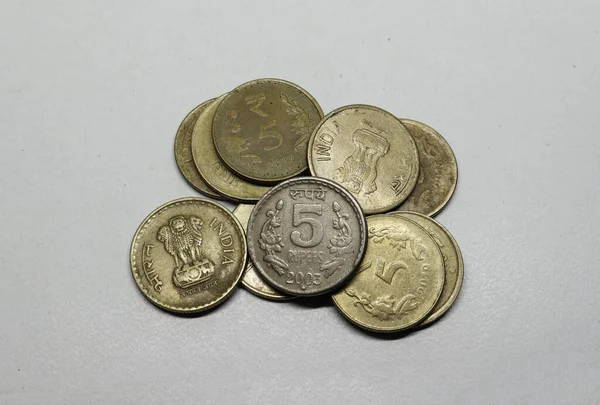 印度元5卢比硬币 印度元 一堆旧的5卢比硬币 — 图库照片