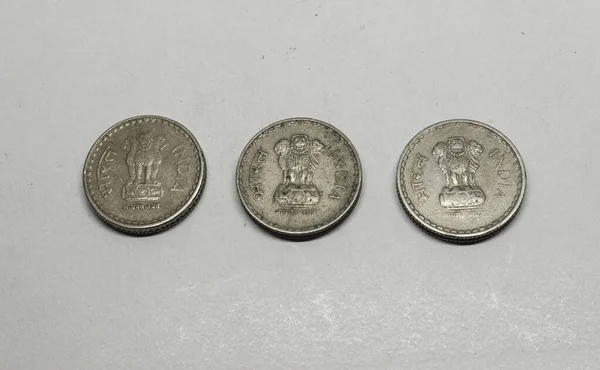 旧的5卢比硬币 印度元 5卢比硬币 有白色背景的 — 图库照片