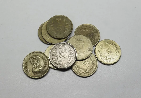 印度元5卢比硬币 印度元 一堆旧的5卢比硬币 — 图库照片
