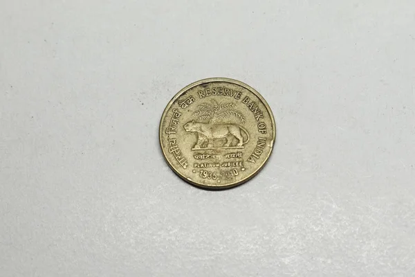 インド通貨 インド準備銀行5ルピー硬貨 インド通貨 古い5ルピー硬貨 — ストック写真