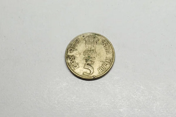 インド通貨 インド準備銀行5ルピー硬貨 フロントサイドビュー インド通貨 古い5ルピー硬貨 — ストック写真