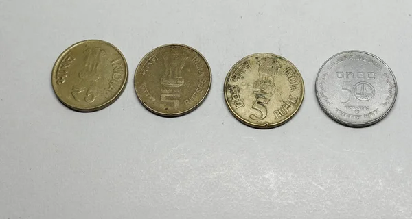 インド通貨 異なるタイプの5ルピー硬貨 インド通貨 古い5ルピー硬貨 — ストック写真