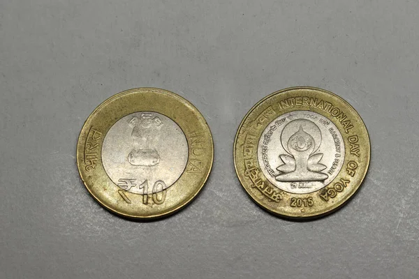 印度货币 国际瑜伽日 10卢比硬币 印度货币 10卢比旧硬币 — 图库照片