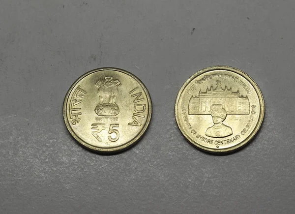 古旧的5卢比硬币 印度元 桃金娘大学 5卢比硬币 — 图库照片