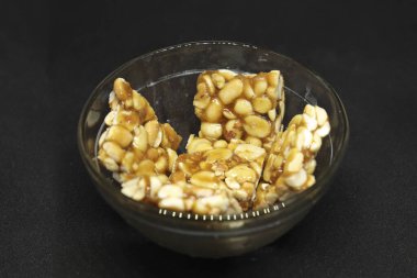 Barfi bağırsağında. Atıştırmalık yemek. Siyah arkaplan