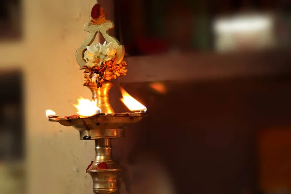 印度传统的银油灯瓦拉拉克什米 库苏维拉克库 黄铜传统的装饰灯 背景模糊 — 图库照片