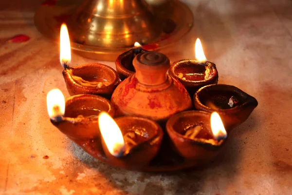 Geleneksel Hint Kum Yağı Lambası Varalakshmi, Geleneksel Süslü Kum Lambası. bulanık arkaplan