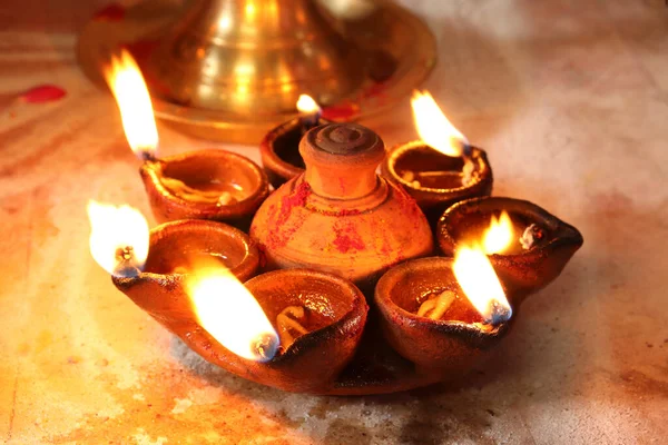 Geleneksel Hint Kum Yağı Lambası Varalakshmi, Geleneksel Süslü Kum Lambası. bulanık arkaplan