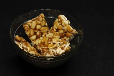 Fıstık şekeri kasede. Siyah arkaplan