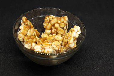 Fıstık şekeri kasede. Siyah arkaplan