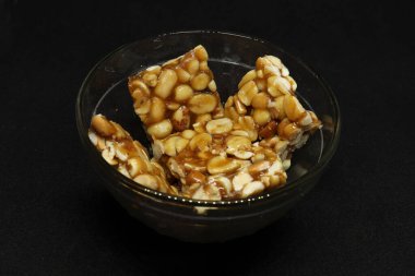 Fıstık şekeri kasede. Siyah arkaplan