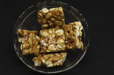 Fıstık şekeri kasede. Siyah arkaplan