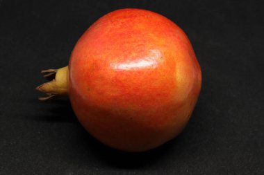 Yakın plan Nar 'ın yan görüntüsü. Siyah arkaplan