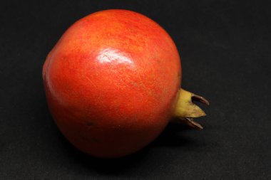 Yakın plan Nar 'ın yan görüntüsü. Siyah arkaplan