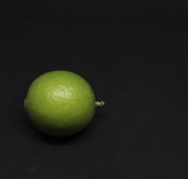 yeşil limon meyvesi. Siyah bir arkaplanda