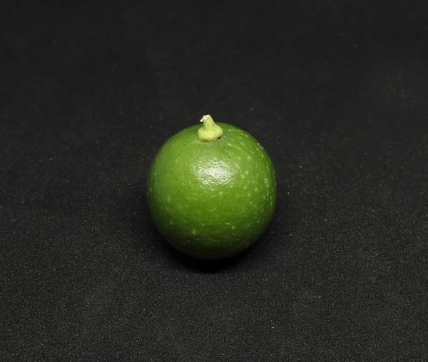 Fruta Verde Limón Sobre Fondo Negro —  Fotos de Stock