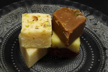 Tabakta kare şeklinde şekerler. Siyah bir arkaplanda