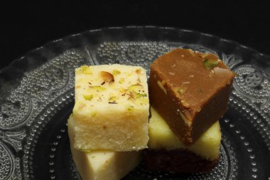 Bir tabakta kare şeklindeki şekerler