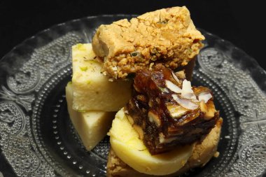 Tabaktaki şekerler. Siyah bir arkaplanda