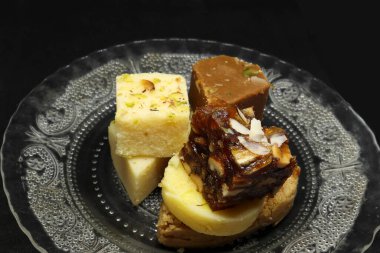 Tabaktaki şekerler. Siyah bir arkaplanda