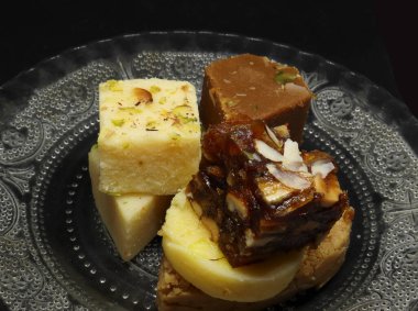 Tabaktaki şekerler. Siyah bir arkaplanda