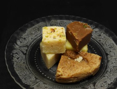 Tabaktaki şekerler. Siyah bir arkaplanda