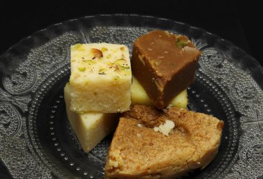 Tabaktaki şekerler. Siyah bir arkaplanda