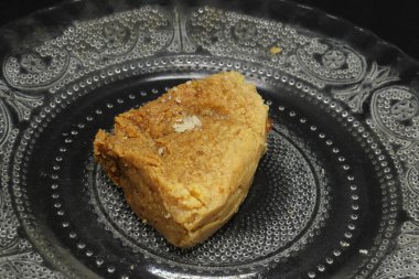 Tabakta tatlı. Siyah bir arkaplanda